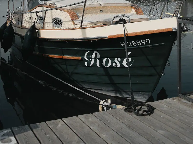 The name Rosé on the bow of a boat